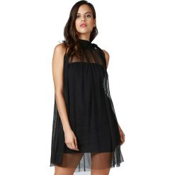 Sukienka w kolorze czarnym. Czarne sukienki damskie Donna Rossa, na co dzień, bez wzorów, ze stójką, bez rękawów, mini, proste. W wyprzedaży za 139,95 zł.
