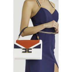 TOREBKA Elisabetta Franchi. Białe torebki worki damskie Elisabetta Franchi, z aplikacjami, ze skóry ekologicznej, do ręki, z tłoczeniem, z aplikacjami. Za 1219,00 zł.