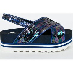 Guess Jeans - Sandały. Niebieskie klapki damskie marki Guess Jeans, z aplikacjami, z jeansu, bez obcasa, na obcasie. W wyprzedaży za 319,90 zł.