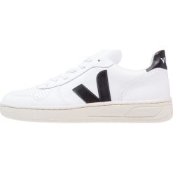 Veja V10 LEATHER Sneakersy niskie extra white/black. Białe sneakersy męskie marki Veja, bez wzorów, ze skóry, bez zapięcia. Za 529,00 zł.