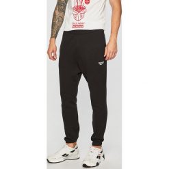 Reebok Classic - Spodnie. Czarne spodnie męskie Reebok Classic, na co dzień, xl, bez wzorów, z bawełny, sportowe. W wyprzedaży za 199,90 zł.