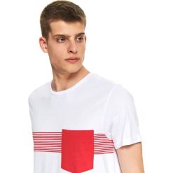 T-shirt z kieszonką. Białe t-shirty męskie Top Secret, na zimę, xxl, z nadrukiem, z bawełny, z kontrastowym kołnierzykiem, krótkie. W wyprzedaży za 19,99 zł.