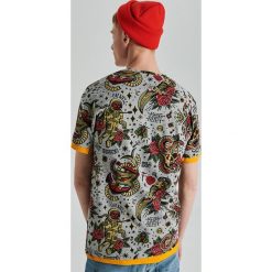 Koszulka all over z kolekcji Tattoo - Jasny szary. Szare koszulki męskie Cropp, s, bez wzorów, bez kołnierzyka, bez rękawów. W wyprzedaży za 29,99 zł.