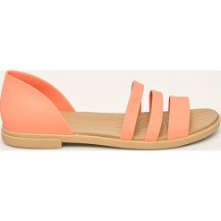 Crocs - Sandały. Pomarańczowe klapki damskie Crocs, bez wzorów, z materiału, bez obcasa, na obcasie. W wyprzedaży za 189,90 zł.
