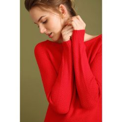 Sweter długi rękaw damski z zamkiem klasyczny. Czerwone swetry damskie na lato, z dzianiny, klasyczne, długie. W wyprzedaży za 59,99 zł.