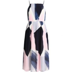 Banana Republic PLEATED DRESS ABSTRACT COLOR Sukienka letnia pink/multicoloured. Czerwone sukienki letnie marki Banana Republic, z materiału. W wyprzedaży za 439,20 zł.