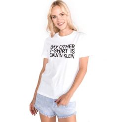 Calvin Klein Koszulka Biały. Białe koszulki damskie Calvin Klein, xs, z nadrukiem, z bawełny, bez kołnierzyka, z krótkim rękawem. Za 188,95 zł.