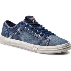 Tenisówki WRANGLER - Sniper Washed WM91131A Blue 100. Niebieskie półbuty męskie Wrangler, bez wzorów, z gumy, klasyczne, bez zapięcia. W wyprzedaży za 179,00 zł.