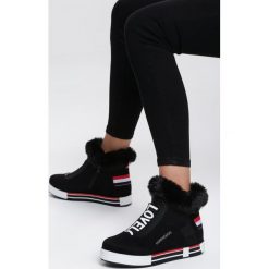 Czarne Sneakersy Gilroy. Czarne botki dziewczęce Renee, z okrągłym noskiem, z paskami. Za 99,99 zł.