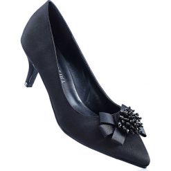 Czółenka bonprix czarny. Czarne buty ślubne damskie bonprix, z aplikacjami, na obcasie. Za 79,99 zł.