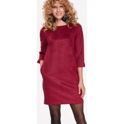 Sukienka ze sztucznego zamszu. Różowe sukienki damskie Top Secret, na co dzień, na zimę, bez wzorów, z zamszu, eleganckie, bez kołnierzyka, bez rękawów, proste. W wyprzedaży za 59,99 zł.