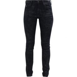 GStar 5622 MID SKINNY Jeans Skinny Fit loomer blue rop. Czarne rurki damskie G-Star, z elastanu. W wyprzedaży za 489,30 zł.