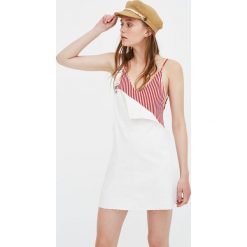 Jeansowa sukienka ogrodniczka z kieszenią z przodu. Białe sukienki damskie Pull&Bear, bez wzorów, z jeansu, bez kołnierzyka, bez rękawów. Za 89,90 zł.