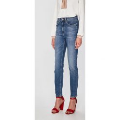 Silvian Heach - Jeansy Kaia. Niebieskie jeansy damskie Silvian Heach, s, z podwyższonym stanem. W wyprzedaży za 143,99 zł.