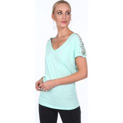 Bluzka ze zdobionymi rękawami miętowa ZZ1106. Zielone bluzki damskie marki Fasardi, s, z aplikacjami, bez kołnierzyka, bez rękawów. Za 49,00 zł.