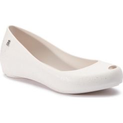Baleriny MELISSA - Ultragirl Splash Ad 32534 White/Silver 50554. Białe baleriny damskie Melissa, bez wzorów, z tworzywa sztucznego, bez obcasa, bez zapięcia. Za 259,00 zł.