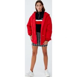 Pikowana kurtka z otulającym kapturem. Białe kurtki damskie Pull&Bear, bez wzorów. Za 199,00 zł.