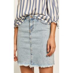 Answear - Spódnica jeansowa. Niebieskie spódniczki damskie ANSWEAR, na co dzień, xs, bez wzorów, z bawełny, casualowe, mini, proste. W wyprzedaży za 99,90 zł.