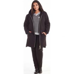Płaszcz dresowy Hela w kolorze czarnym rozmiar XXL. Czarne płaszcze damskie Moda Size Plus Iwanek, na jesień, xxl, bez wzorów, z elastanu, eleganckie, krótkie. Za 189,90 zł.