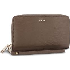 Duży Portfel Damski DKNY - Bryant Wristlet R83L3660 Desert DES. Pomarańczowe portfele damskie DKNY, bez wzorów, ze skóry. W wyprzedaży za 319,00 zł.