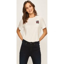Lee - T-shirt. Białe bluzki damskie Lee, s, z nadrukiem, z wiskozy, z okrągłym kołnierzem. W wyprzedaży za 79,90 zł.