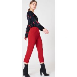 NA-KD Trend Spodnie z surowo wykończonymi nogawkami - Red. Czerwone spodnie z wysokim stanem marki NA-KD Trend, z poliesteru, z podwyższonym stanem. W wyprzedaży za 64,78 zł.