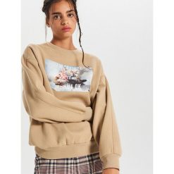Bluza z nadrukiem - Beżowy. Brązowe bluzy damskie Cropp, s, z nadrukiem, bez rękawów, bez kaptura. Za 99,99 zł.