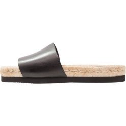 Whistles SLIDER Klapki black. Czarne crocsy damskie marki Whistles, ze skóry. Za 459,00 zł.