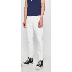 Guess Jeans - Jeansy Miami. Białe jeansy męskie Guess Jeans, m, z aplikacjami. W wyprzedaży za 219,90 zł.