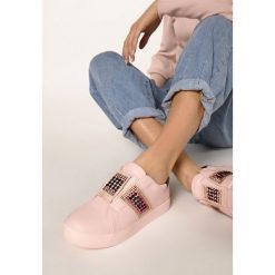 Różowe Buty Sportowe Call My Name. Różowe buty sportowe damskie Born2be, bez wzorów, sportowe. W wyprzedaży za 39,99 zł.
