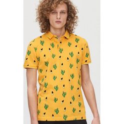 Koszulka polo w kaktusy - Pomarańczowy. Pomarańczowe koszulki męskie Cropp, s, bez wzorów, polo, bez rękawów. Za 59,99 zł.