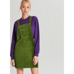 Sztruksowa spódnica na szelkach - Khaki. Brązowe spódniczki damskie Cropp, s, bez wzorów, ze sztruksu. W wyprzedaży za 29,99 zł.