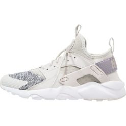 Nike Sportswear AIR HUARACHE RUN ULTRA SE (GS) Tenisówki i Trampki light bone/cobblestone/cool grey. Białe tenisówki męskie marki Nike Sportswear, z materiału. W wyprzedaży za 314,30 zł.