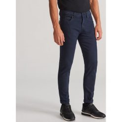 Bawełniane spodnie skinny - Granatowy. Niebieskie spodnie męskie Reserved, m, bez wzorów, z bawełny. Za 99,99 zł.
