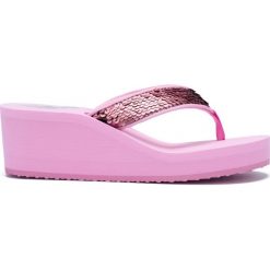 U.S. Polo Assn Tansy1 Japonki Różowy. Różowe klapki damskie w paski, z materiału. Za 111,95 zł.