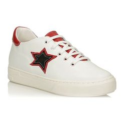 Skórzane sneakersy w kolorze biało-czerwonym. Buty sportowe damskie Kazar. W wyprzedaży za 349,95 zł.