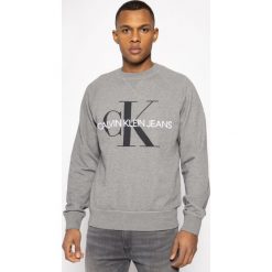 Bluza Calvin Klein Jeans Monogram J30J313222. Szare bluzy męskie Calvin Klein Jeans, m, bez wzorów, z bawełny, bez kołnierzyka, bez rękawów, bez kaptura. W wyprzedaży za 259,00 zł.