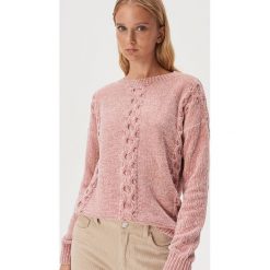 Szenilowy sweter z ozdobnym splotem - Różowy. Różowe swetry damskie Sinsay, s, bez wzorów, ze splotem, bez rękawów, bez kaptura. Za 59,99 zł.