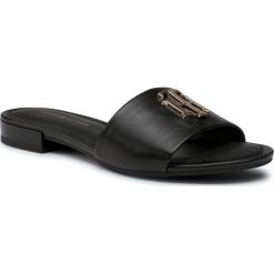 Klapki TOMMY HILFIGER - Hardware Flat Mule FW0FW05020 Black BDS. Czarne klapki damskie TOMMY HILFIGER, bez wzorów, ze skóry ekologicznej, bez obcasa, na obcasie. Za 359,00 zł.