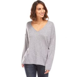 Sweter w kolorze szarym. Szare swetry damskie L'étoile du cachemire, bez wzorów, z kaszmiru, klasyczne, bez rękawów, bez kaptura. W wyprzedaży za 129,95 zł.