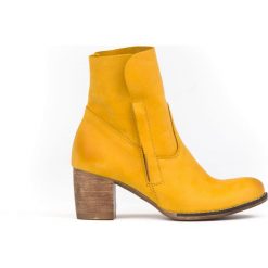 Botki na słupku z wywijaną cholewką - skóra naturalna - model 454 - kolor żółty. Żółte botki damskie Zapato, na wiosnę, ze skóry, eleganckie, za kostkę, na wysokim obcasie, na obcasie, na zamek. W wyprzedaży za 319,20 zł.