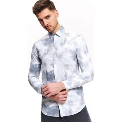 Koszula z nadrukiem typu tie dye o kroju slim. Niebieskie koszule męskie Top Secret, na lato, m, z nadrukiem, z jeansu, eleganckie, bez kołnierzyka, z długim rękawem. W wyprzedaży za 49,99 zł.