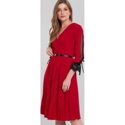 Czerwona Sukienka Dannielle. Czerwone sukienki damskie Renee, s, w paski, z dzianiny, eleganckie, bez kołnierzyka, bez rękawów, plisowane. Za 109,99 zł.