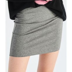 Dopasowana spódnica mini - Szary. Szare spódniczki damskie Sinsay, s, bez wzorów, mini, dopasowane. Za 19,99 zł.