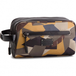 Kosmetyczka GUESS - HM6584 POL91 BML. Niebieskie kosmetyczki męskie Guess, z aplikacjami, z materiału. Za 279,00 zł.