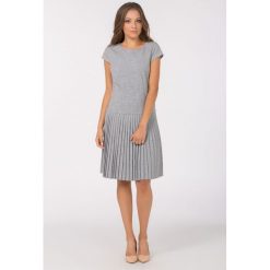 Sukienka z plisami. Sukienki damskie Monnari, bez wzorów, eleganckie, bez kołnierzyka, z krótkim rękawem, krótkie, mini, rozkloszowane. Za 339,00 zł.