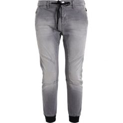 Replay HYPERFREE BIKER BOYFRIEND Jeansy Zwężane grey. Szare jeansy damskie Replay, z elastanu. W wyprzedaży za 475,30 zł.
