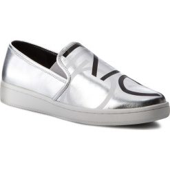 Tenisówki CALVIN KLEIN - Delora E7522 Silver/Black. Szare półbuty damskie Calvin Klein, na co dzień, bez wzorów, z gumy, bez obcasa, bez zapięcia. W wyprzedaży za 339,00 zł.