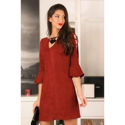 Sukienka SELINA BORDO. Czerwone sukienki damskie IVET, na co dzień, z aplikacjami, eleganckie, bez kołnierzyka, z krótkim rękawem, krótkie, mini. W wyprzedaży za 49,00 zł.