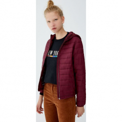 Pikowana kurtka z kapturem. Czerwone kurtki damskie pikowane marki Pull&Bear, z kapturem. Za 79,90 zł.